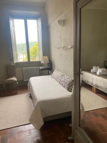a small bedroom with a bed and a window at Sosta al Capitano in Pontassieve