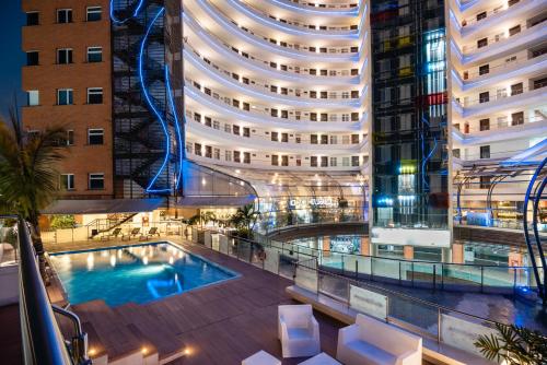 vistas a un edificio con piscina en Hotel Spiwak Chipichape Cali, en Cali