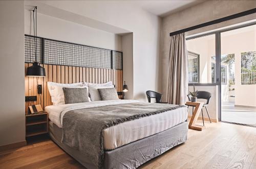 Una cama o camas en una habitación de Cama Luxury Suites Glyfada