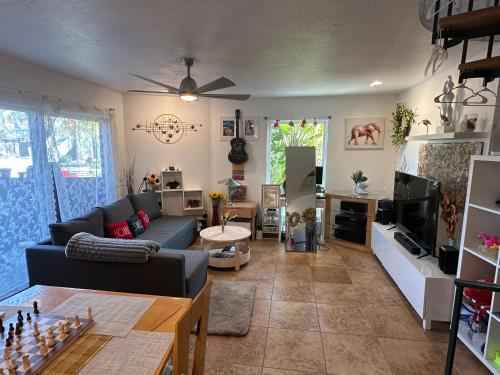 ein Wohnzimmer mit einem Sofa und einem Tisch in der Unterkunft Del Mar townhouse by Torrey Pines Beach in San Diego