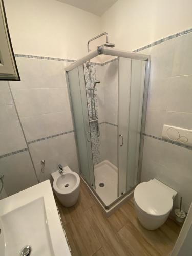 La salle de bains est pourvue d'une douche, de toilettes et d'un lavabo. dans l'établissement Casa Borgo Monte, à Otrante