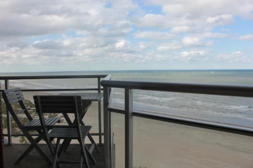 
a view from a balcony of a beach with a view of the ocean at Appartement aan Zeedijk Nieuwpoort in Nieuwpoort
