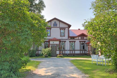 Κήπος έξω από το Löydön Kartano Villas