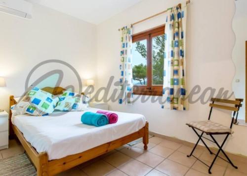 - une chambre avec un lit et une chaise dans l'établissement Villa Casablanca near port adriano by villasmediterranean, à El Toro