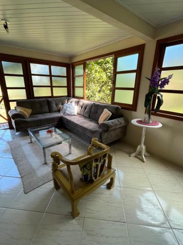 多明戈斯馬丁斯的住宿－Chalé Vista Azul，客厅配有沙发和桌子