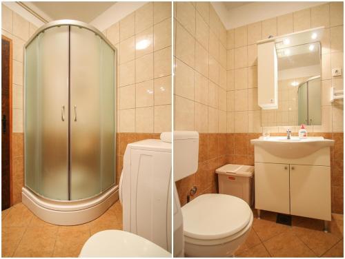 y baño con ducha, aseo y lavamanos. en Apartment Cvita, en Trogir