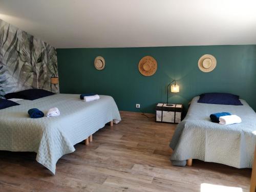 2 Betten in einem Zimmer mit grünen Wänden in der Unterkunft Casa voscia in Casalabriva