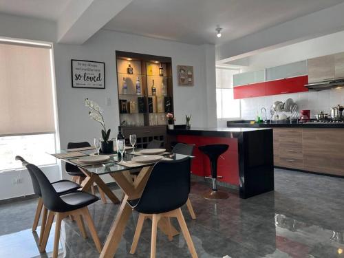 a dining room and kitchen with a table and chairs at Apartamento Completo, cerca a Mall Aventura Plaza in Trujillo