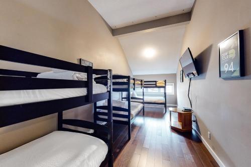 ブルー・マウンテンズにあるWintergreen 116の二段ベッド1組が備わる客室です。