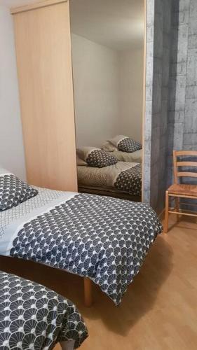 une chambre avec deux lits et un miroir dans l'établissement SAINT MICHEL, à Angles