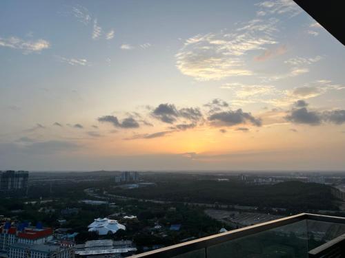 a view of the sunset from the top of a building at D'pristine by Antlerzone in Johor Bahru