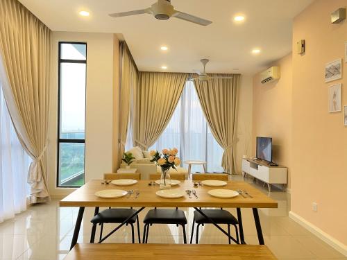 a dining room with a table and chairs in a room at D'pristine by Antlerzone in Johor Bahru