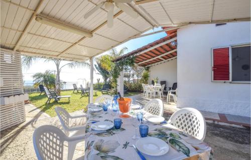 Αίθριο ή υπαίθριος χώρος στο 3 Bedroom Beautiful Home In Ricadi