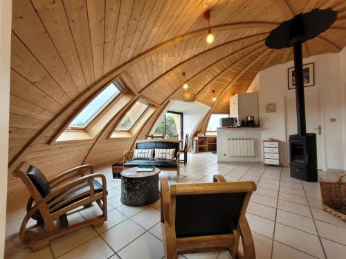 - un salon avec un grand plafond en bois et des fenêtres dans l'établissement Les Dômes du Ponant, à Plouguerneau