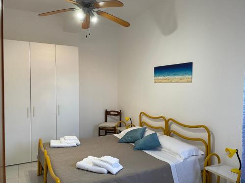 1 dormitorio con 1 cama y ventilador de techo en Da Mamma IUN Q9152, en Santa Maria Navarrese