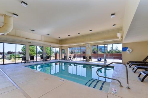 una grande piscina in un edificio con finestre di Holiday Inn Express & Suites Albuquerque Historic Old Town, an IHG Hotel ad Albuquerque