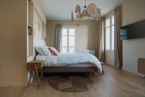 1 dormitorio con cama y ventana en Château de Neyran chambre d'hôtes & Spa, en Soulac-sur-Mer