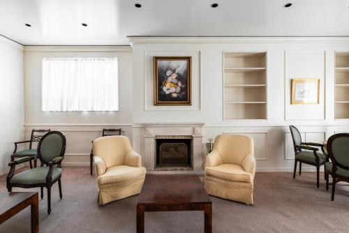 a living room with chairs and a fireplace at Crisol Tres Pastorinhos in Fátima