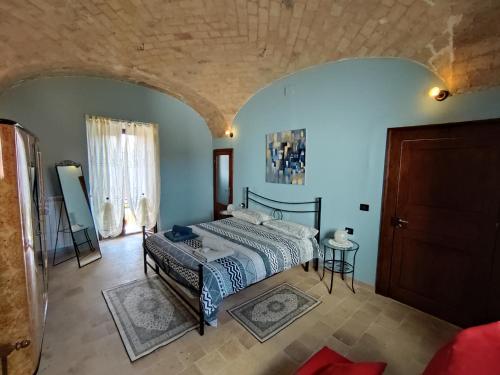 een slaapkamer met een bed in een kamer met blauwe muren bij Casa Laura in Corfinio