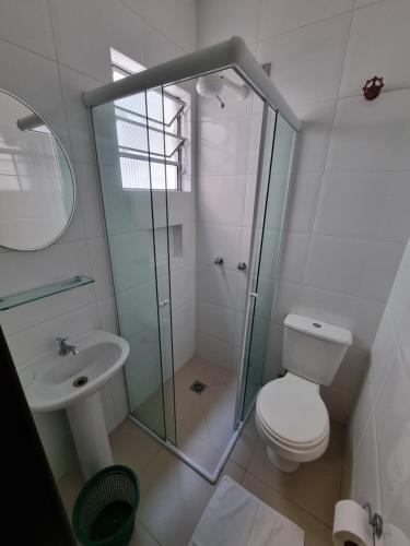 uma casa de banho com um chuveiro, um WC e um lavatório. em Hotel Hermann em Blumenau