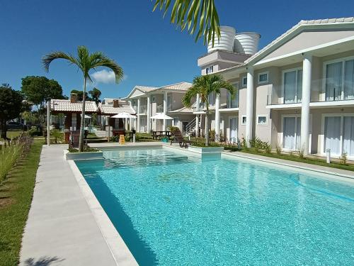una piscina frente a una casa en 7 Heaven Arraial D'ajuda - SUA CASA EM ARRAIAL - Gileade, en Porto Seguro
