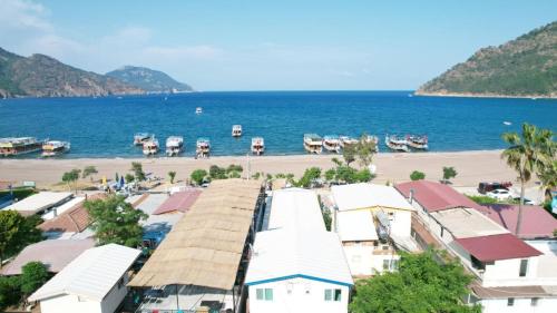 vista su una spiaggia con barche in acqua di Silahcılar apart pansiyon a Kumluca