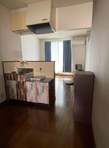 Habitación vacía con cocina y sala de estar. en Chambord Kyomachi 102-202 - Vacation STAY 97549v, en Kumamoto