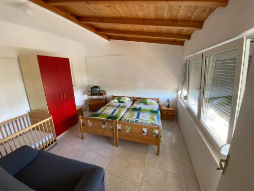 ein Schlafzimmer mit einem Bett und einem Sofa in einem Zimmer in der Unterkunft Haus Manda - Wohnung 7 in Ražanac