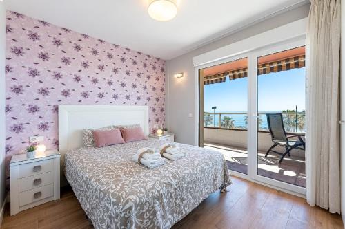 Posteľ alebo postele v izbe v ubytovaní 797 HOLIDAY RENTALS - Amplio piso con terraza en primera línea de playa