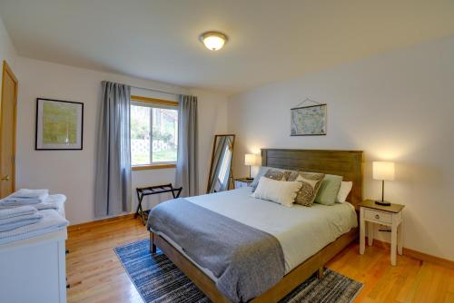 A bed or beds in a room at Port Angeles Home Less Than 3 Mi to Olympic Ntl Park