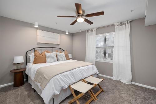 a bedroom with a bed and a ceiling fan at Hadley's Place at Pointe Royale, Pristine 2 Bed 2 Bath Condo in Branson