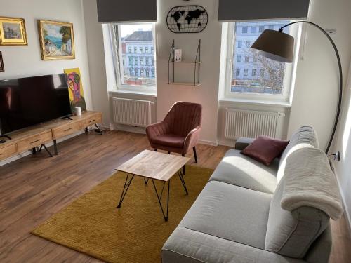 a living room with a couch and a tv at 2 Zimmer Wohnung AKH und Volksoper Nähe in Vienna