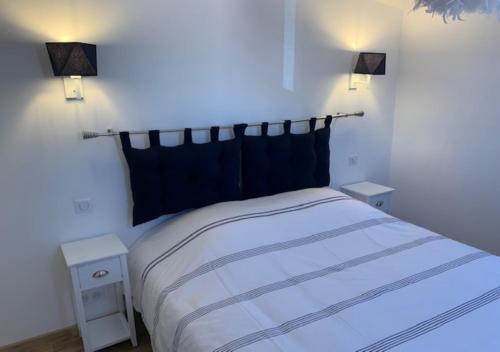 ein Schlafzimmer mit einem Bett mit zwei Nachttischen und zwei Lampen in der Unterkunft LE ROMARIN-TOPDESTINATION-AUPS in Aups