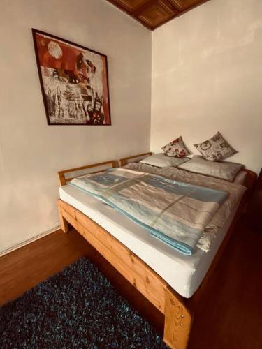ein Schlafzimmer mit einem Holzbett in einem Zimmer in der Unterkunft soukromý apartmán Přemysl in Nymburk
