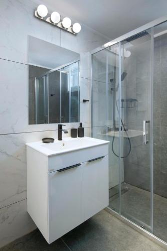 Ένα μπάνιο στο Urban Condo 12 - 2 Bdr