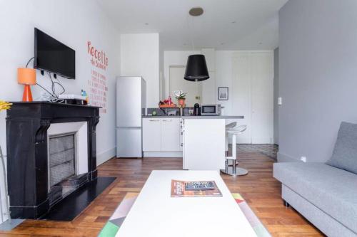 un salon avec un canapé et une cheminée dans l'établissement #H0 Le Jaurès T2 fully equipped Balcony wifi, à Grenoble