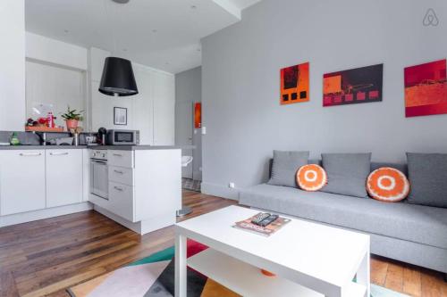 un salon avec un canapé et une table dans l'établissement #H0 Le Jaurès T2 fully equipped Balcony wifi, à Grenoble