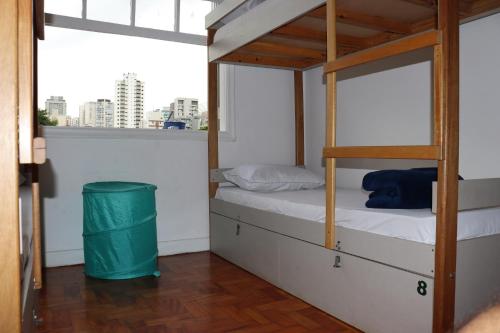 1 dormitorio con 2 literas y un cubo de basura en Mondo Verde Hostel en São Paulo