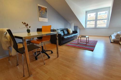 un salon avec une table, des chaises et un canapé dans l'établissement #J1 Escale Grenobloise Splendid building Pedestrian center, à Grenoble