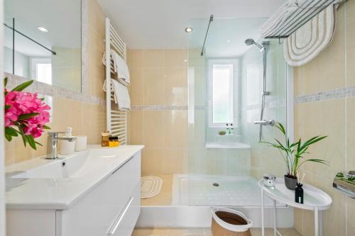 a bathroom with a white sink and a shower at Cozy Townhouse Selwo in Estepona