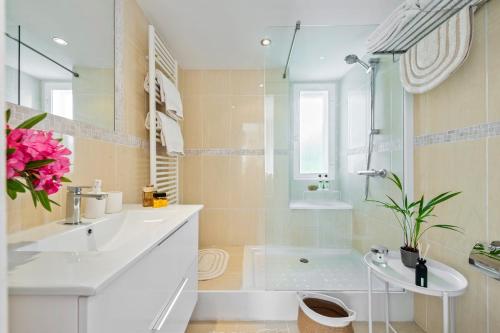 łazienka z białą umywalką i prysznicem w obiekcie Cozy Townhouse Selwo w mieście Estepona