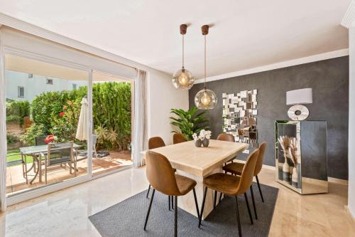 a dining room with a table and chairs at Cozy Townhouse Selwo in Estepona