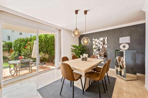jadalnia ze stołem i krzesłami w obiekcie Cozy Townhouse Selwo w mieście Estepona