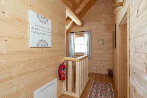 eine Blockhütte mit einem Feuerlöscher in einem Raum in der Unterkunft Biochalet Haus 1 in Gleinstätten