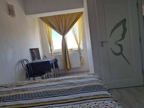 a bedroom with a bed and a window at Luxury Mall Q4 Apartment in Bacău