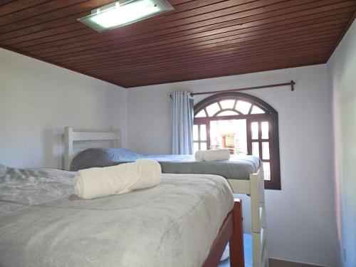 ペドラ・アズールにあるLarDoceFesta Homeのベッドルーム1室(ベッド3台、窓付)