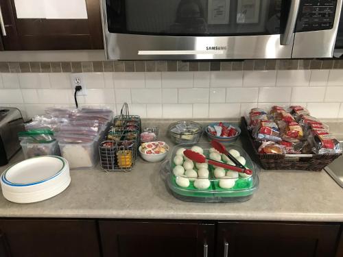 een aanrecht vol met schalen en manden met eten bij Super 8 by Wyndham Vermilion AB in Vermilion