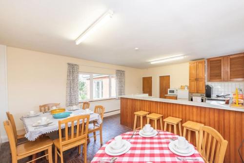 uma cozinha e sala de jantar com mesa e cadeiras em Tai Chi House, T Dempsey's house em Waterford