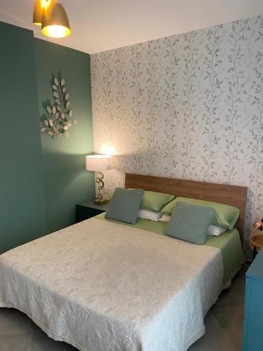 1 dormitorio con 1 cama con 2 almohadas en Casa Made' Luxury and Exclusive home in Polignano a Mare, en Polignano a Mare