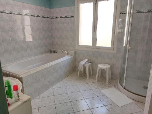 Kúpeľňa v ubytovaní Villa spacieuse à Saint-Nazaire avec piscine privée